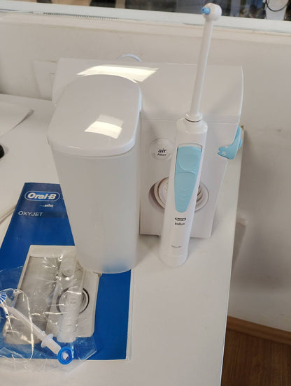 300327 - ORAL-B Pastrues uji për Qendrën e Shëndetit Oral, 1 Grykë Oksijeti, 1 Grykë Spërkatëse Uji, 4 Spërkatëse Uji, 5 Cilësime Presioni, Rikarikueshëm