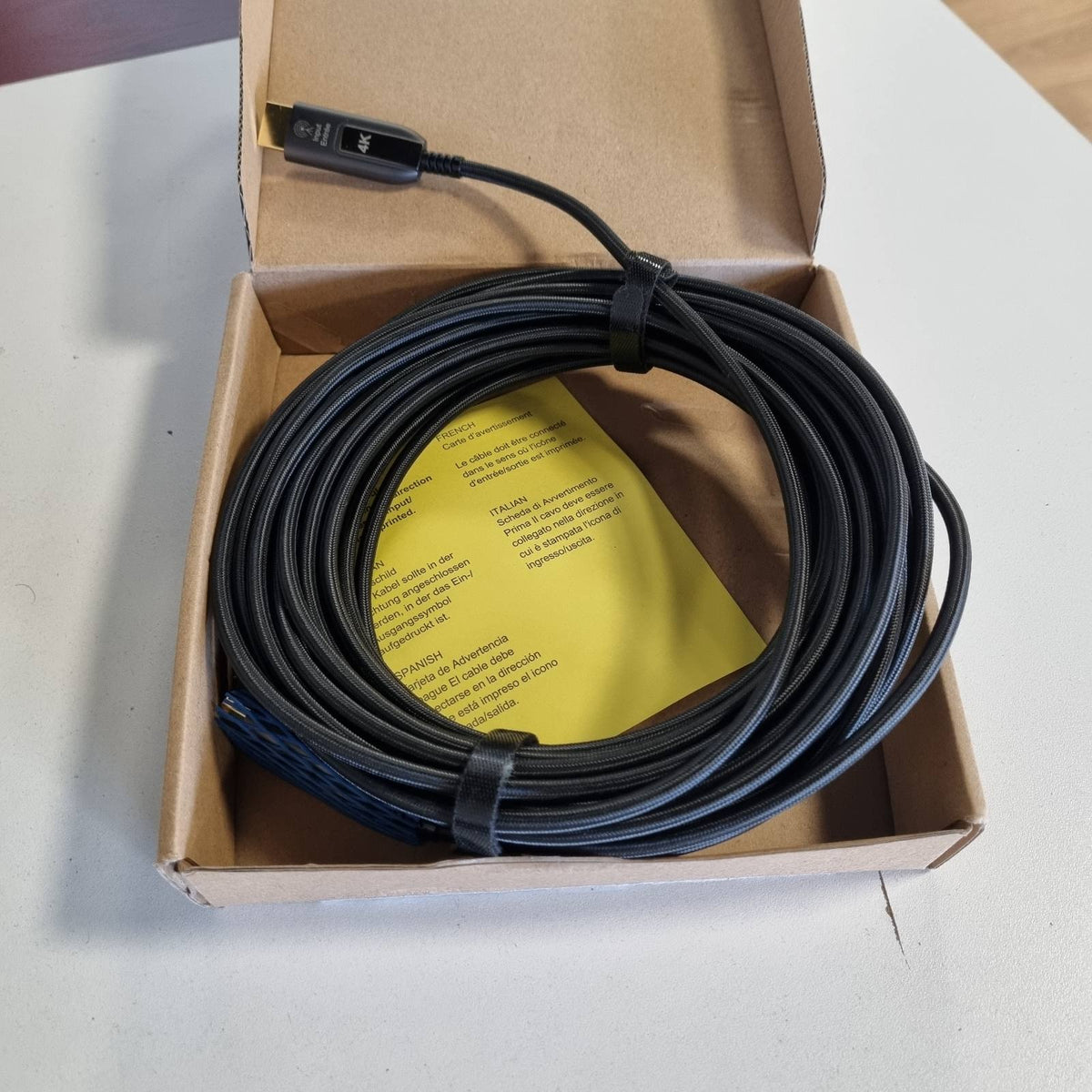 296133 - AMAZON BASICS Kabllo HDMI me Fibra Optike, e Thurur, Shpejtësi të Lartë, 10 m, e Zi