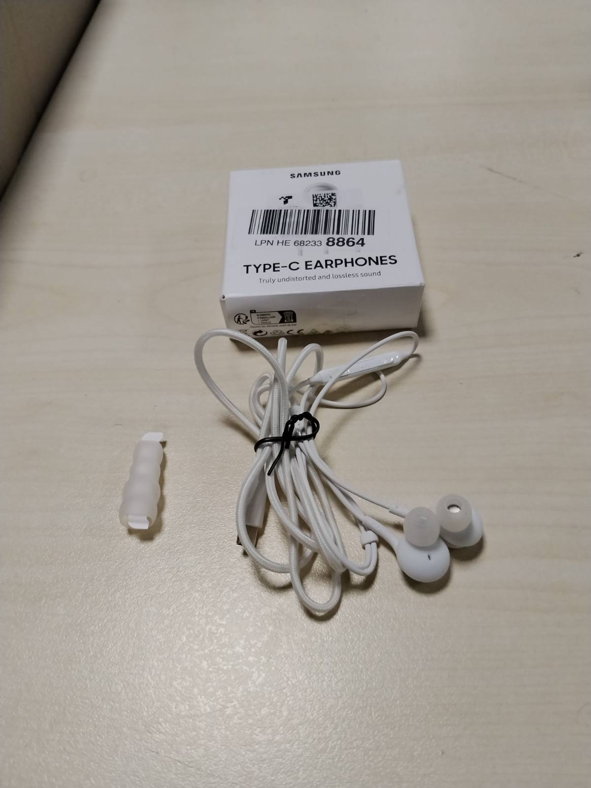 296089 - KUFJE TË BARDHA SAMSUNG TË AKORDUARA NGA AKG – USB TYPE-C, ALTOPARANTË TË DYFISHTË, PËRVOJË ZANORE PA SHTREMBËRIME, DIZAJN I REHATSHËM