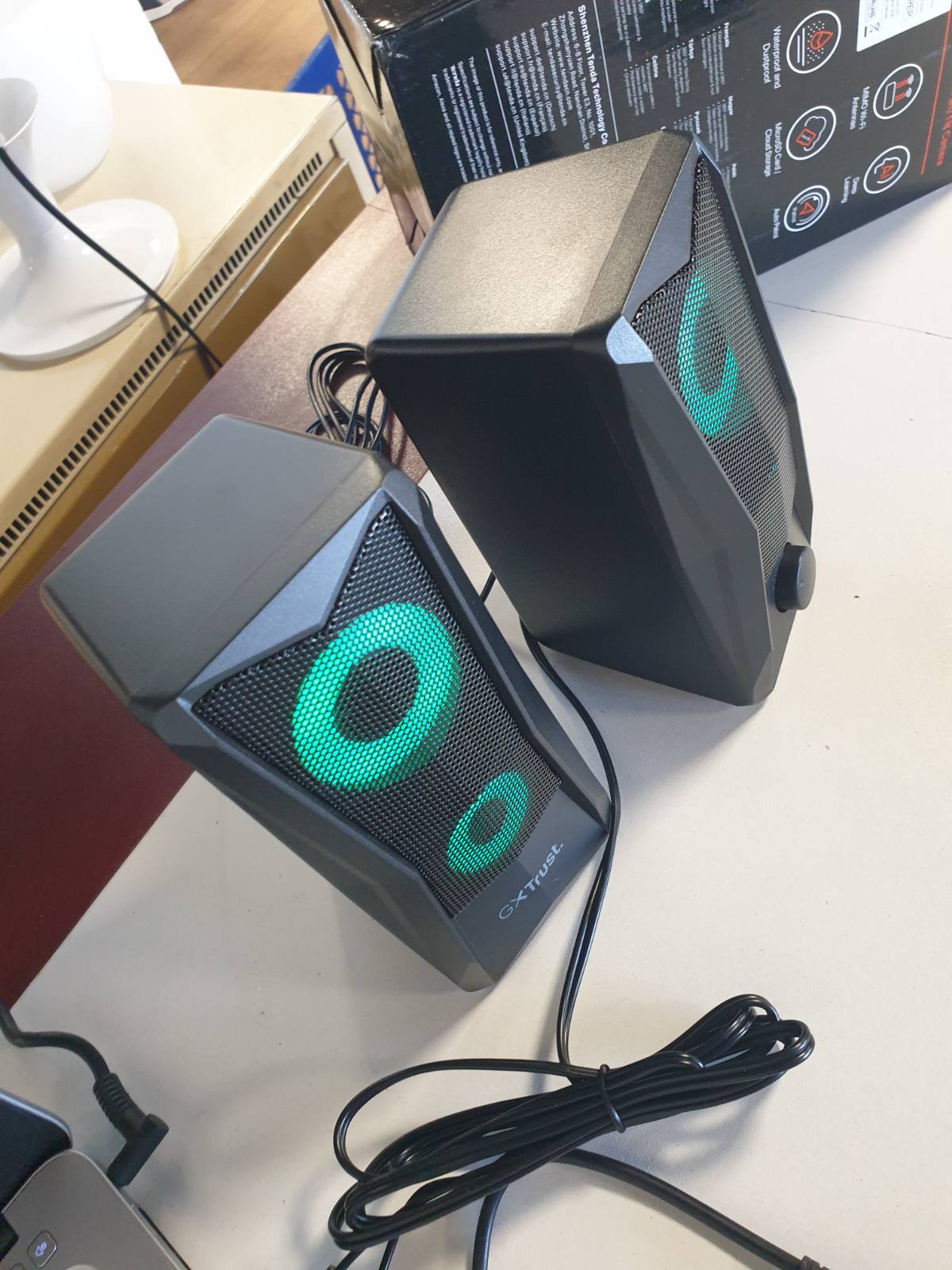 319972 - TRUST ALTOPARLANT PËR PC LOJËRA GXT 606B JAVV 2.0 ME NDRIÇIM RGB LED, 12W (6W RMS), FUQI USB, JACK 3.5 MM, SISTEM ALTOPARLANTËSH KOMPAKT, I ZI