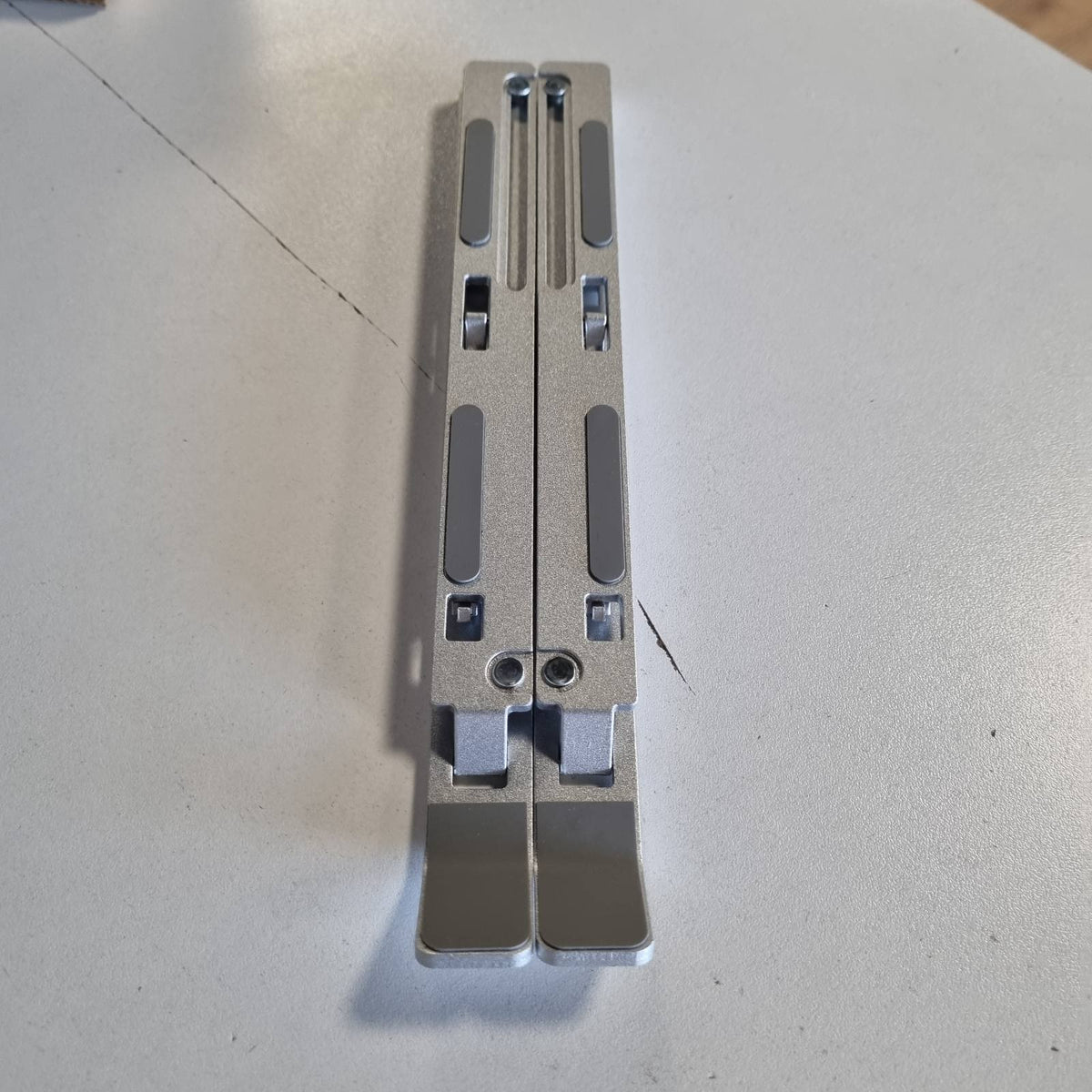 296338 - GRIFEMA Mbështetëse për laptop GB1054 e paloshme, me 7 kënde të rregullueshme, e pajtueshme me shumicën e laptopëve 10-17.3"