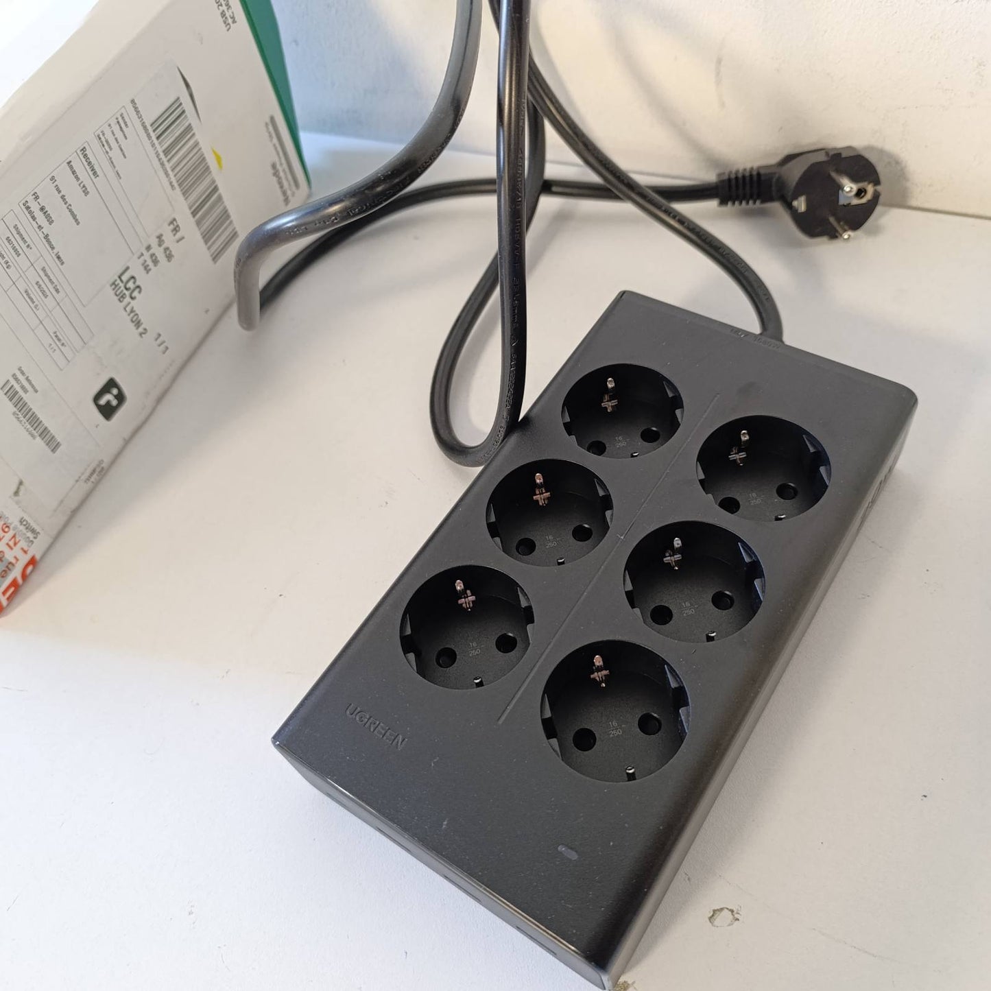 273974 - UGREEN Shirit rryme 10-në-1, 3680W, 6 priza AC, 4 porta USB, mbrojtës nga mbitensionet, USB-C, PD 20W, kabllo zgjatuese 1.5M, e zezë