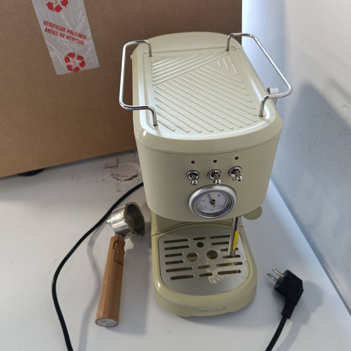 320800 - CECOTEC POWER ESPRESSO 20 RETRO GREEN, makinë espresso kompakte, 1100 W, 20 Bare, shkop avulli i rregullueshëm, filtër porta me grykë të dyfishtë dhe 2 filtra, kapacitet 1.25 litra