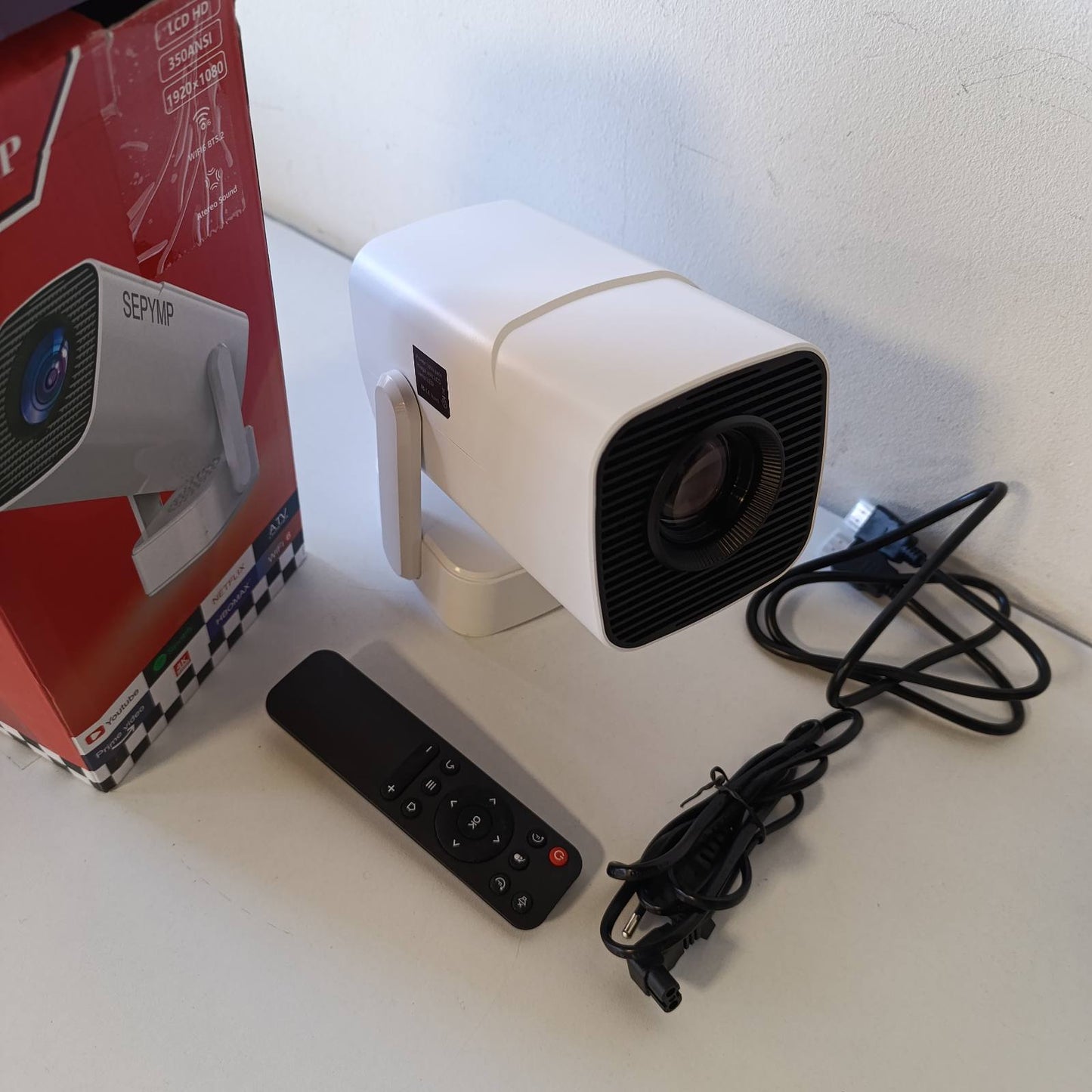319624 - SEPYMP Projektor Portativ, Mini Projektor i Përmirësuar, 4K Ultra HD 1080P, Android 13, WiFi 6, Bluetooth 5.2, Bazë Zëri e Integruar, i pajtueshëm me TV Box/PS5/PC
