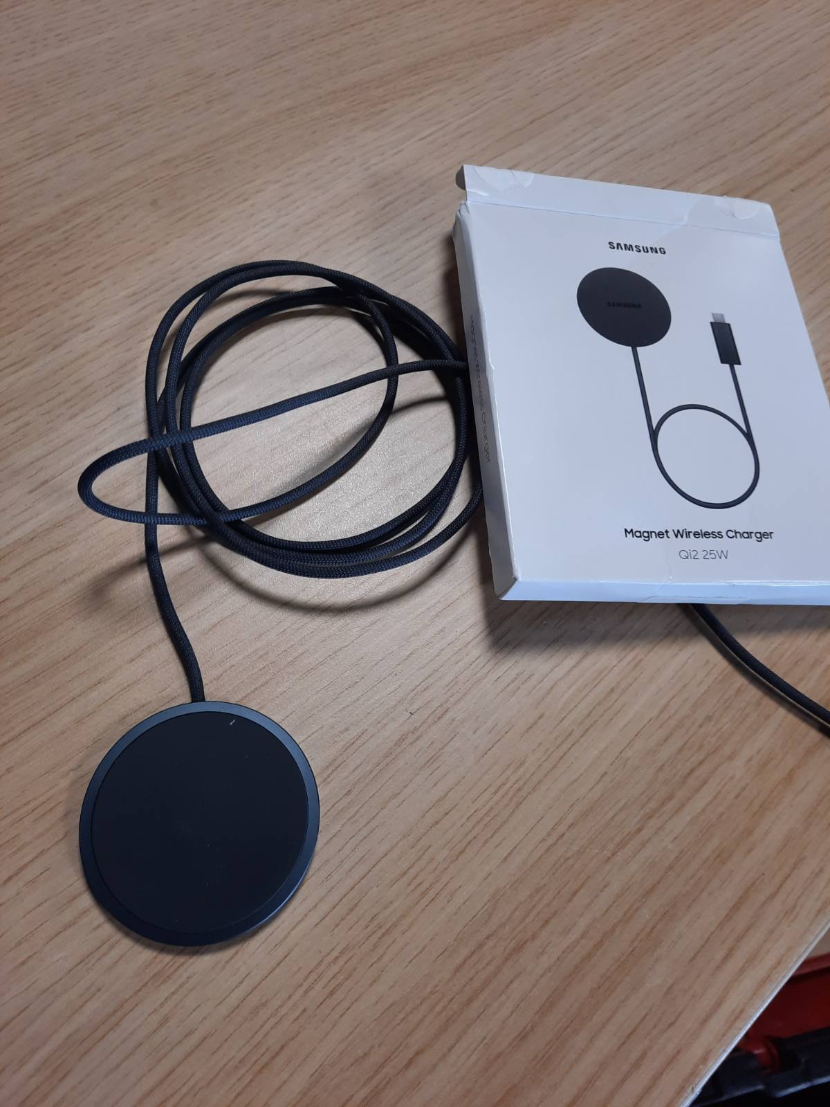295955 - SAMSUNG Karikues magnetik pa tel 25 vat EP-P2900B, mbështetje Qi2, e zezë