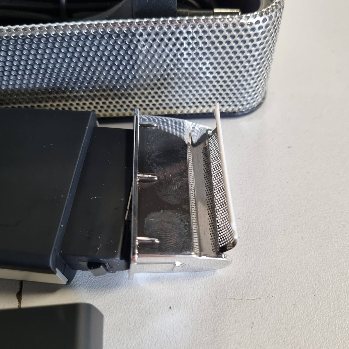 302245 - WAHL Rrojtore Udhëtimi Elektrike pa Tel e Rikarikueshme për Burra, ideale për udhëtim, shkurtim flokësh dhe mjekre, kompakte dhe portative, argjendi