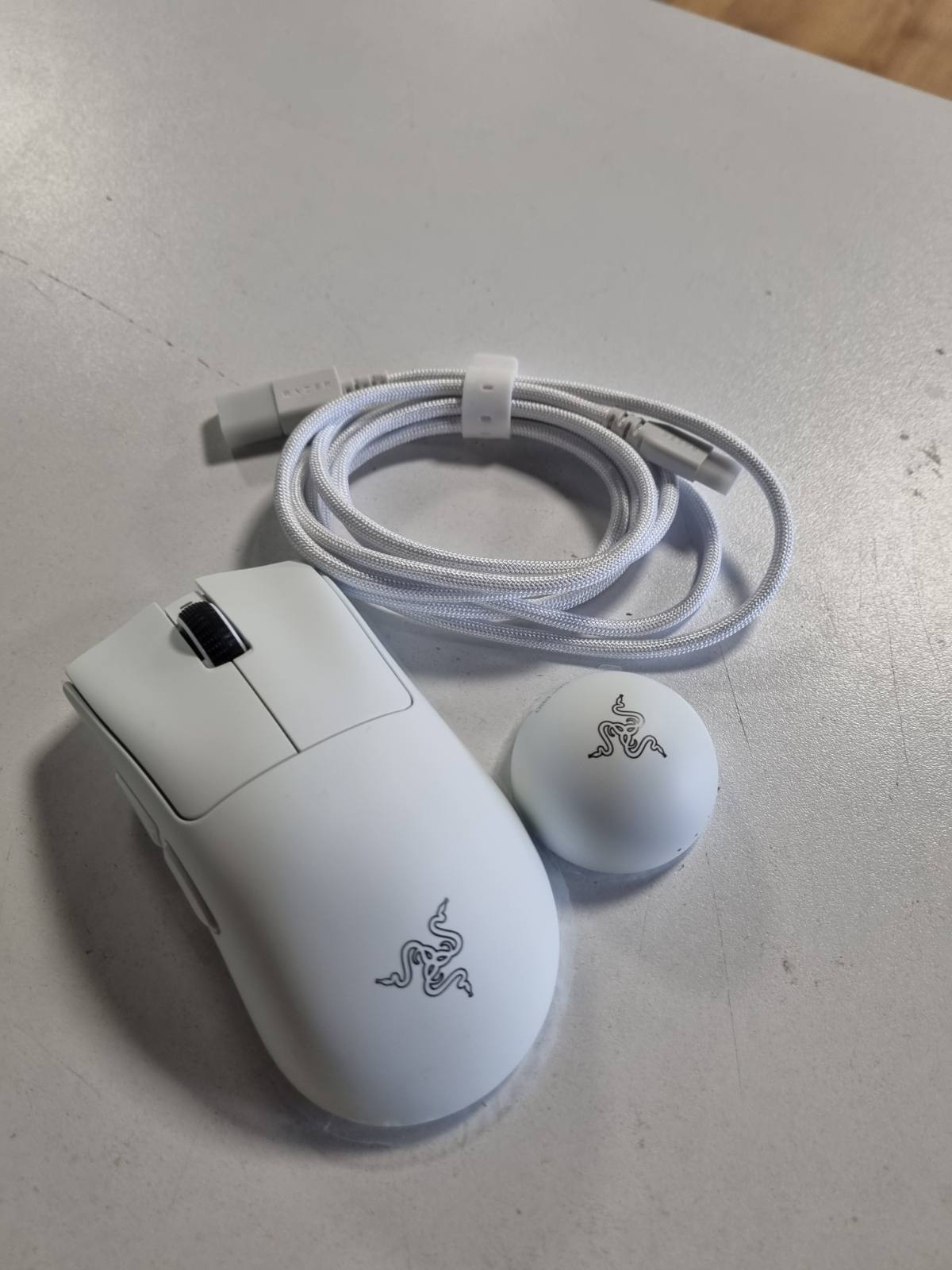 308593 - RAZER DEATHADDER V4 PRO - Maus elektronik pa tel, ergonomik, ultra i lehtë - 57g - 2.4 GHz Hyperspeed - Sensor Focus Pro 45K - 8K Hz Polling - Çelësa optikë Gen-4 - PC/Mac | E bardhë