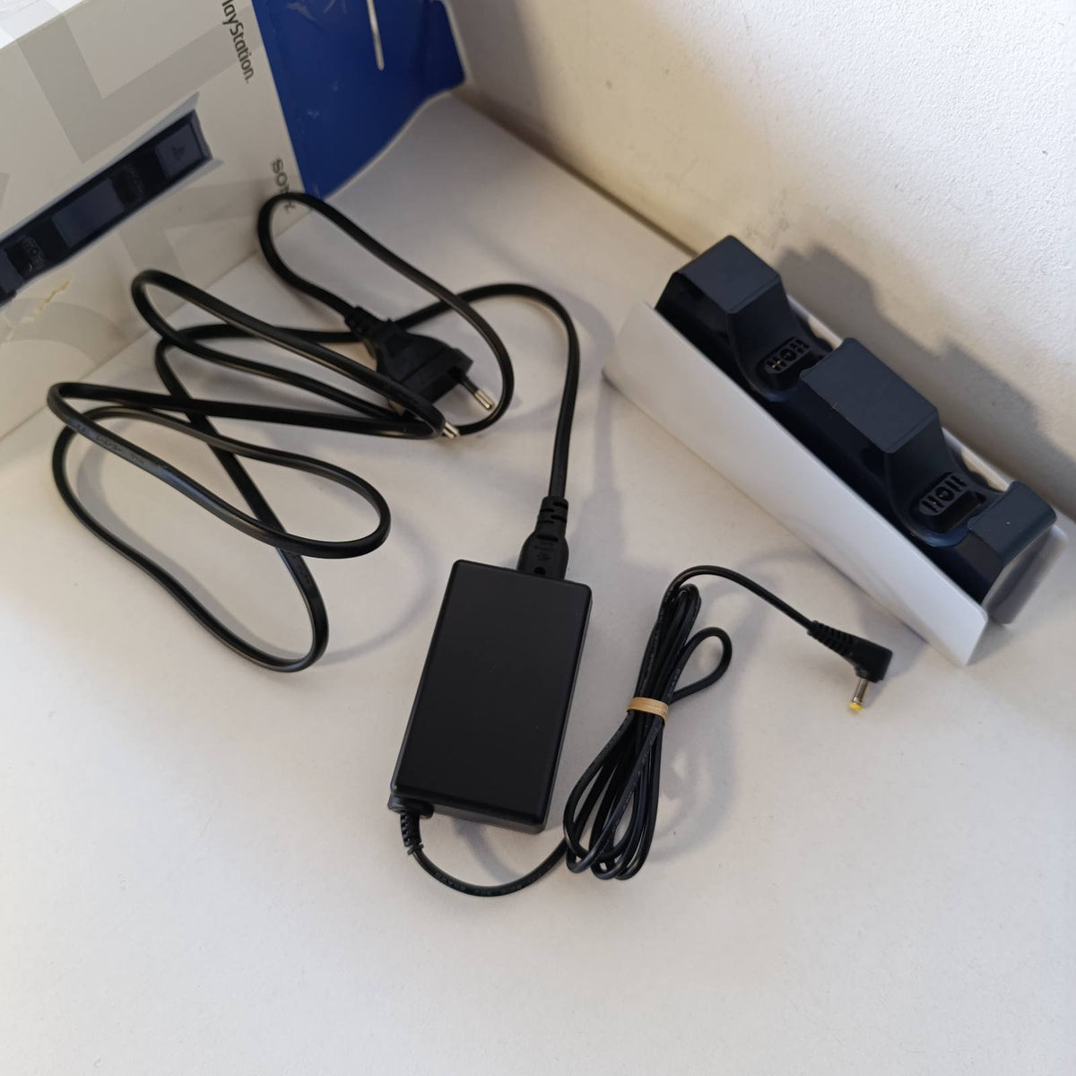 319905 - SONY Stacion zyrtar karikimi për PlayStation për 2 kontrollues DualSense 5, karikim i shpejtë dhe i njëkohshëm, dizajn me klikim të lehtë