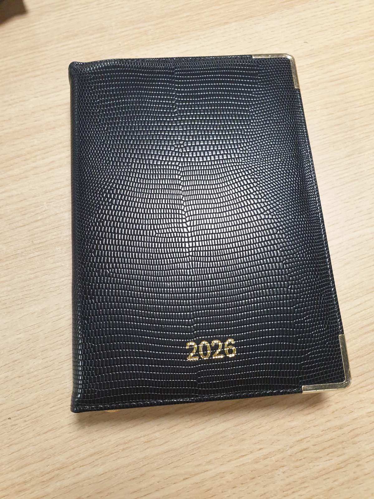 295284 - IN-LUXPRO Ditar 2026 A5, Planifikues Ditor/Javor, 1 Faqe/Ditë, Letër 80 g/m², 21.5 x 15 cm, Lëkurë Vegane, E Zezë