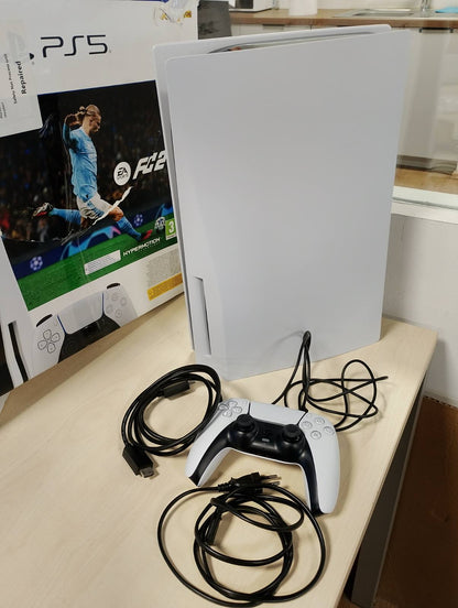 272525 - PLAYSTATION®5 - PAKETA EA SPORTS™ FC 24 (KUPO)