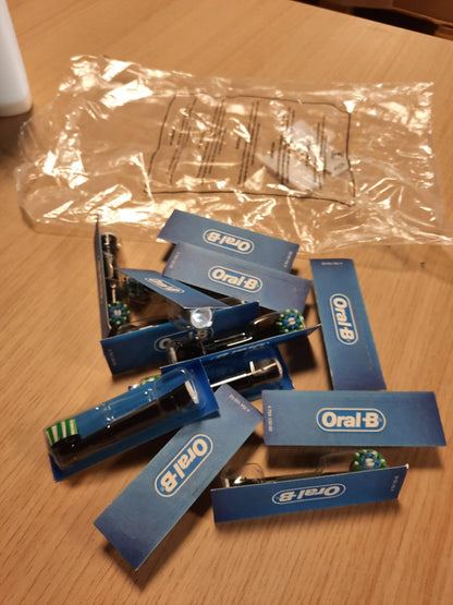 302896 - ORAL-B Koka Furçash Zëvendësuese PRO CrossAction, të Zeza, Pako me 12 Furça