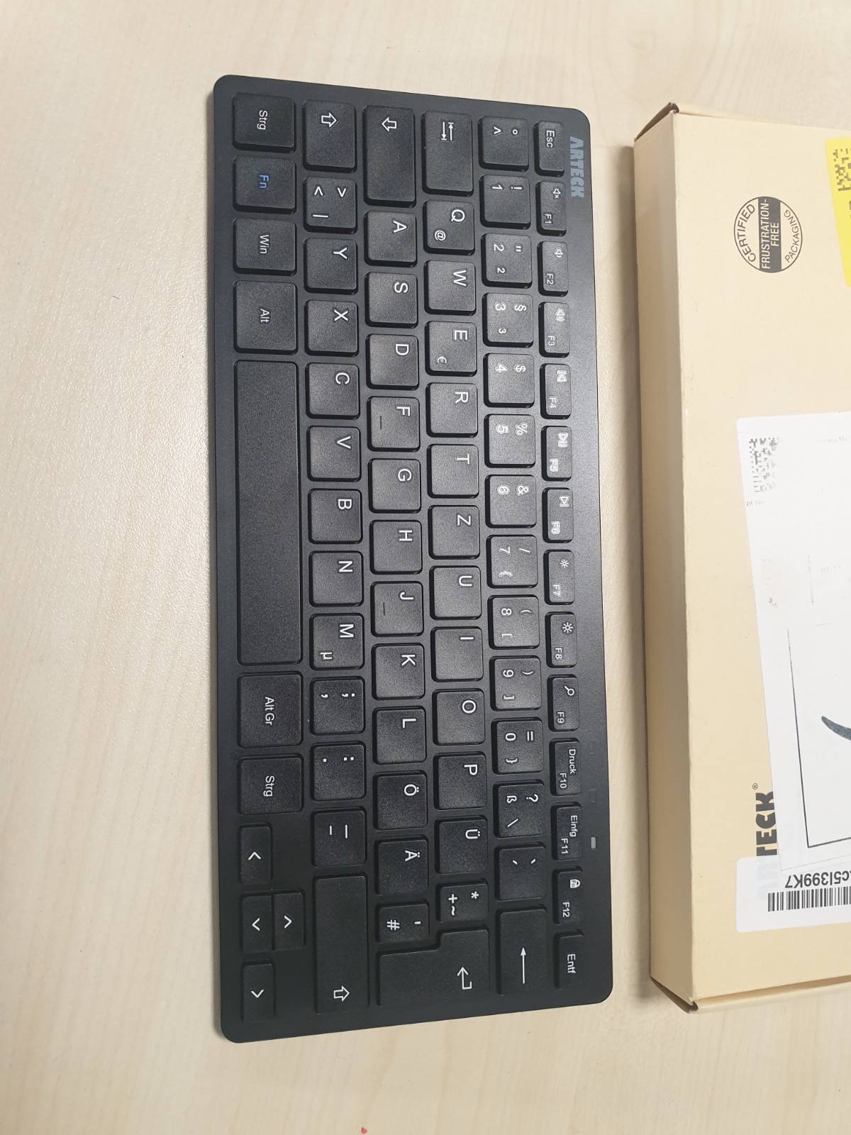 266600 - ARTECK Tastierë pa tel QWERTZ, mini kompakte 2.4 GHz, multimediale, e pajtueshme me PC, notebook, laptop, Windows 11/10/8, e zezë