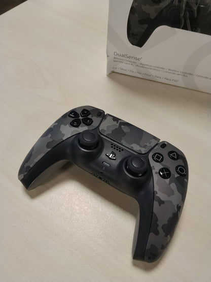 292306 - PLAYSTATION 5 - Kontrolluesi pa tel DualSense™ – Kamuflazh gri