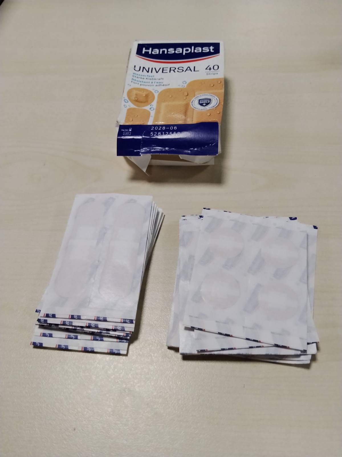 303851 - FASHA UNIVERSALE HANSAPLAST (40 Shirita), fasha për plagë me fuqi të fortë ngjitëse dhe Mbrojtje nga Bakteret