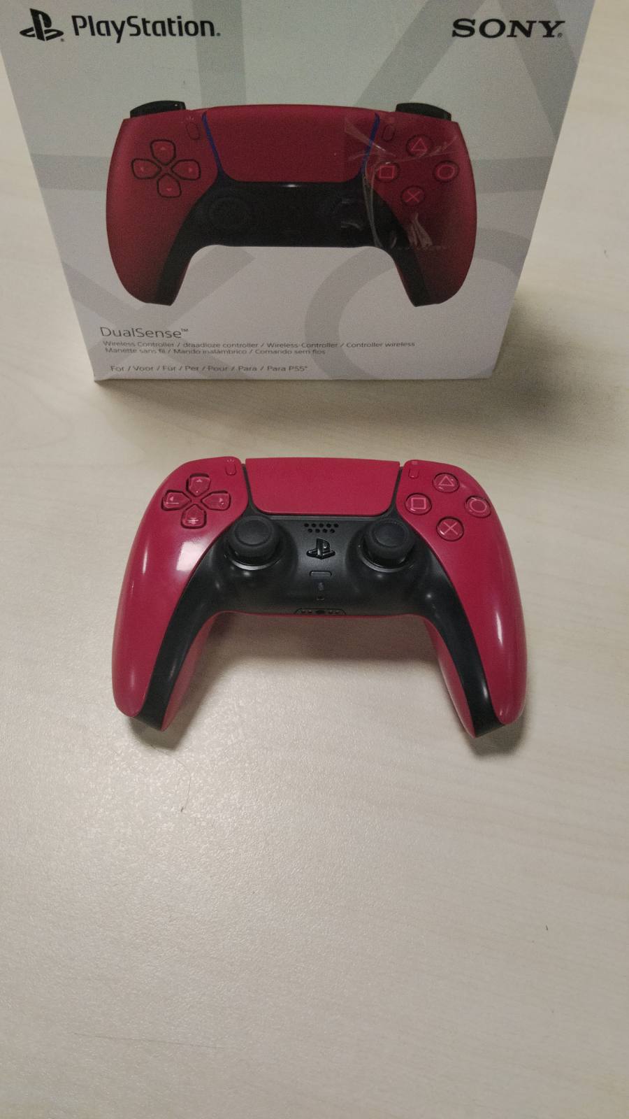 292349 - SONY PlayStation Kontrollues Zyrtar DualSense 5, pa tel, reagim haptik, shkelës adaptues, mikrofon i integruar, bateri e rikarikueshme, e përputhshme me PS5/PC, ngjyra: e kuqe kozmike