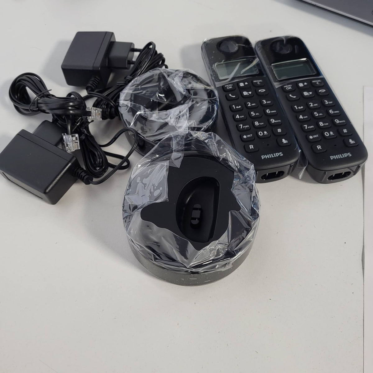 295655 - PHILIPS D1602B/01, TELEFON DECT PA TEL ME 2 APARATE, EKRAN TË MADH (4.1 CM), IDENTIFIKUES TË THIRRËSIT, I ZI