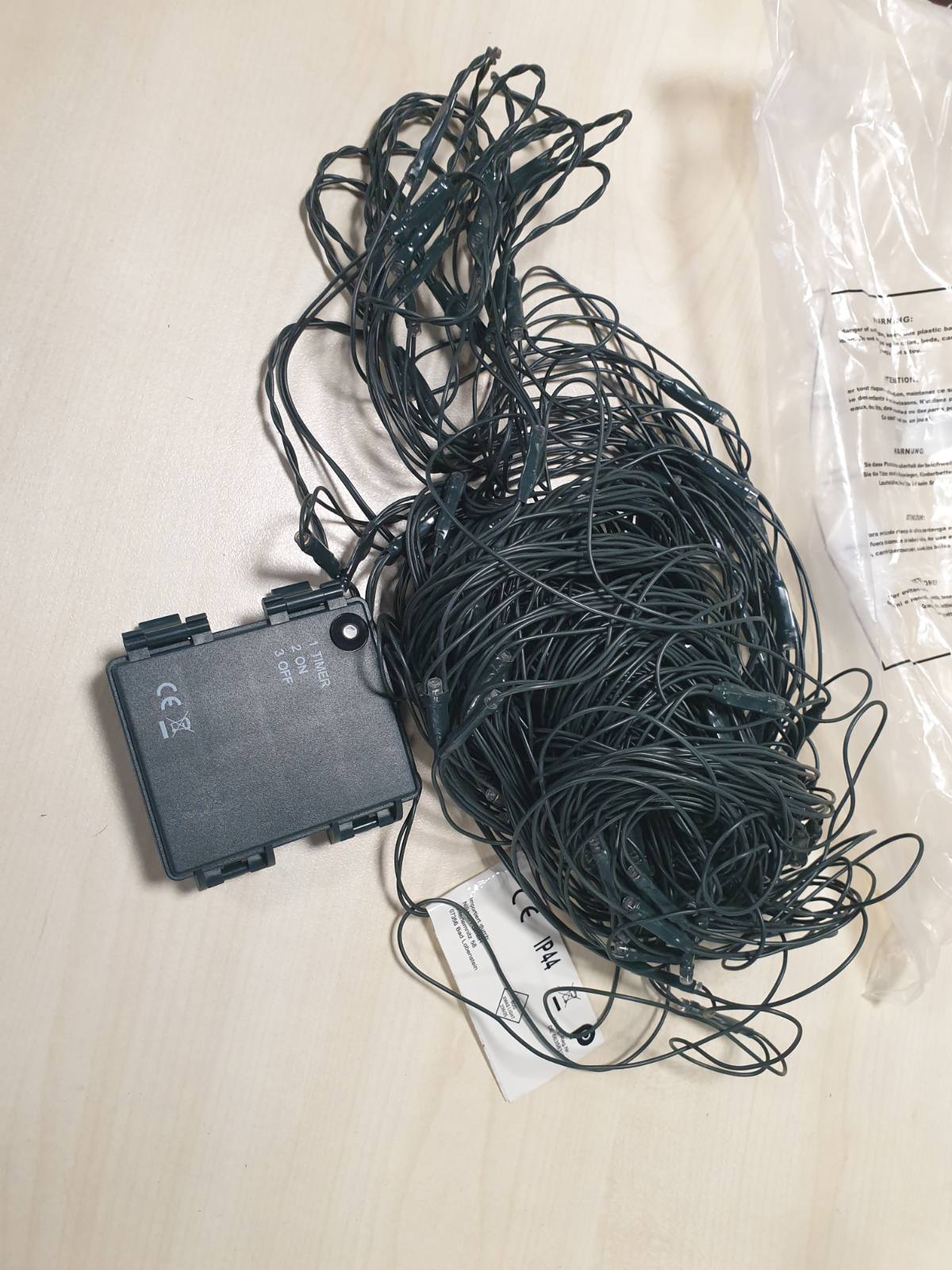 185754 - NIPACH GMBH Rrjet dritash LED 160 ndriçime, 2x2m, E bardhë e ngrohtë, me bateri dhe kohëmatës, për dekorim Krishtlindjesh dhe festash, Ndriçim pavijoni dhe përde dritash jashtë.