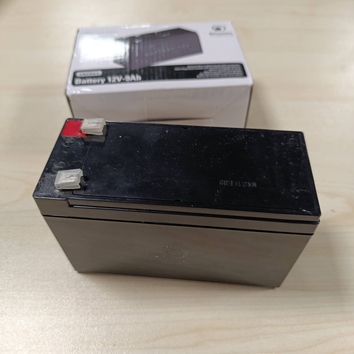 266634 - ATLANTIS Bateri plumbi e mbyllur 12V 9Ah (VRLA), e përshtatshme për UPS, mbikëqyrje video, sisteme alarmi, lëvizshmëri elektrike, lodra, lidhje faston F2 6.3 mm, A03-BAT12-9.0A