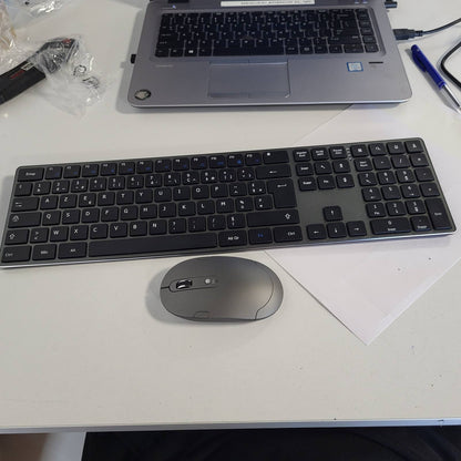 295831 - AMAZON BASICS Maus pa tel i rikarikueshëm, Tastierë e plotë ultra e hollë dhe e heshtur me tastierë numerike, FR Layout, Gri/Zeze