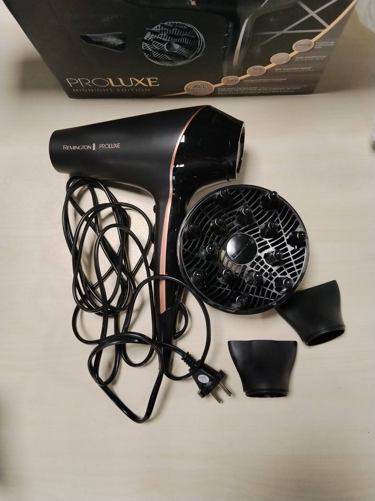 298059 - REMINGTON Tharëse flokësh Professional Jonike AC9140B [2400W, 150 km/orë, 3 aksesorë stilimi, teknologji OPTIheat, motor AC i qëndrueshëm]