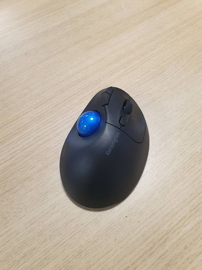 295761 - KENSINGTON Trackball Pro Fit Ergo TB450 Bluetooth 2.4GHz, Lidhje e Dyfishtë, Jetëgjatësi Baterie deri në 18 Muaj, Maus Ergonomik, 34 mm, 50% Plastikë e Ricikluar (K72194WW)