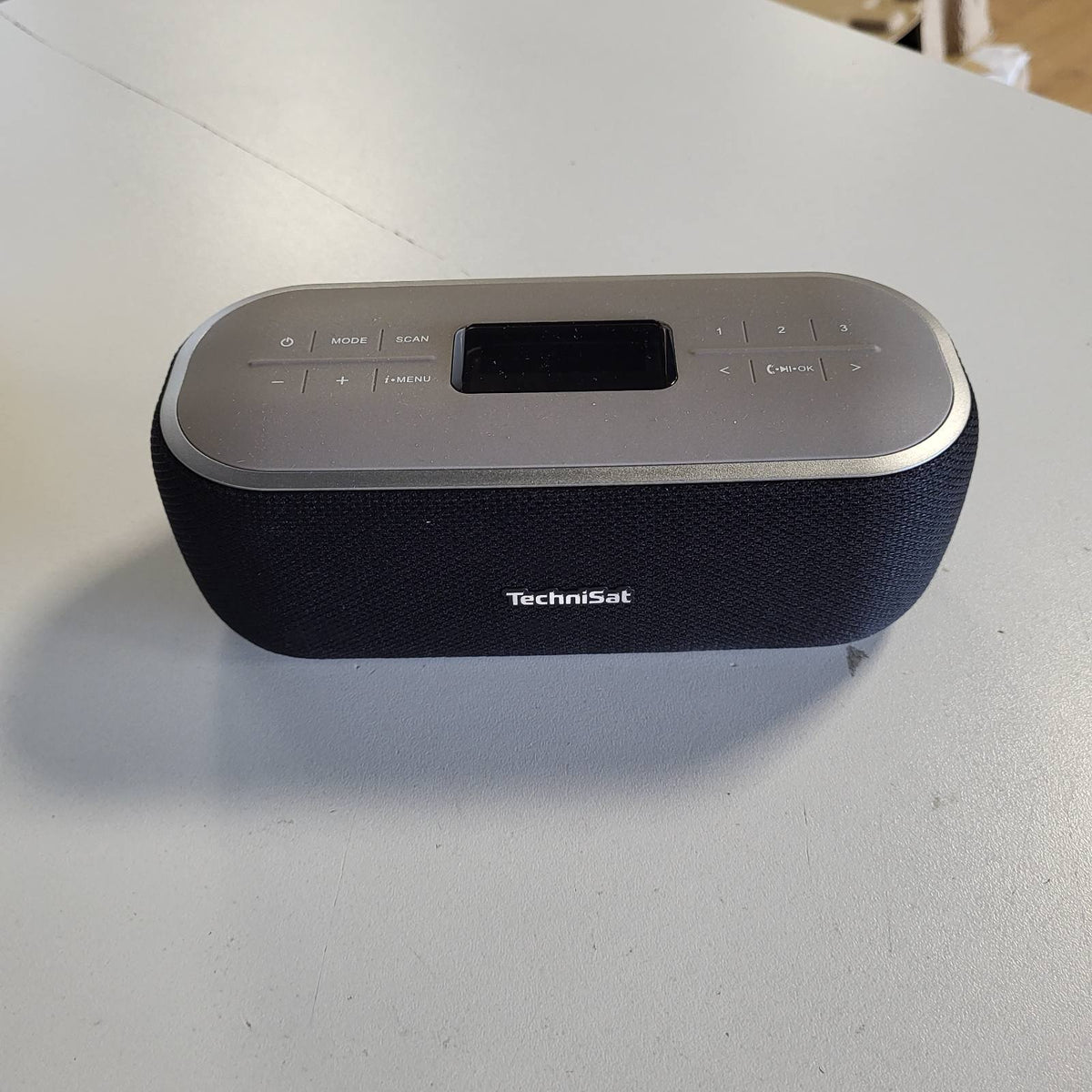 295695 - TechniSat VIOLA BT 1 - Altoparlant portativ Bluetooth me radio dixhitale DAB+, FM, DAB, Orë, Kohëmatës alarmi, Memorie të preferuarave, LCD, Funksion pa duar, Hyrje AUX, Bateri, Kabllo karikimi USB-C, 6W, e zezë/gri