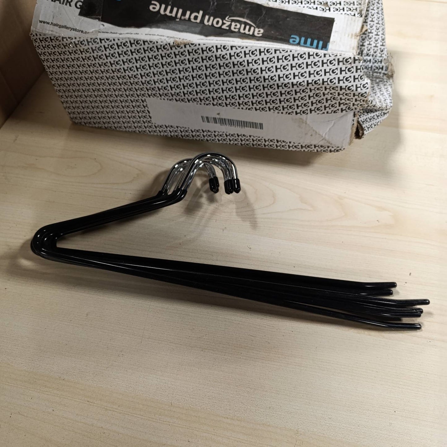 187892 - AMAZON BASICS Varëse Pantallonash me Fund të Hapur, Materiali Krom, Pako me 10 copë