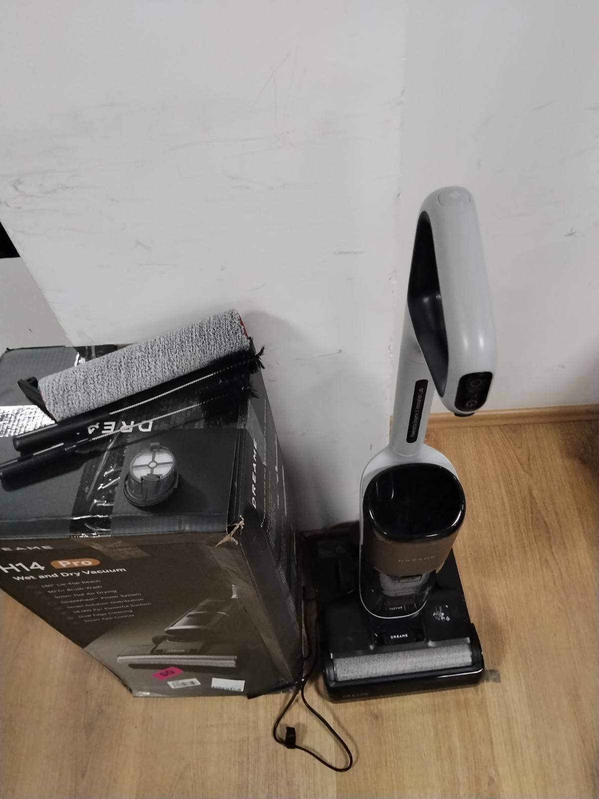 288029 - DREAME H14 Pro, Pastrues Dyshemeje pa Tel, Dizajn i Sheshtë 180°, Kujdes me Furçë 60°C, Fuqi Thithjeje 18,000 Pa, Tharje 5-minutëshe, Dozim Automatik i Detergjentit, Kontroll me Aplikacion