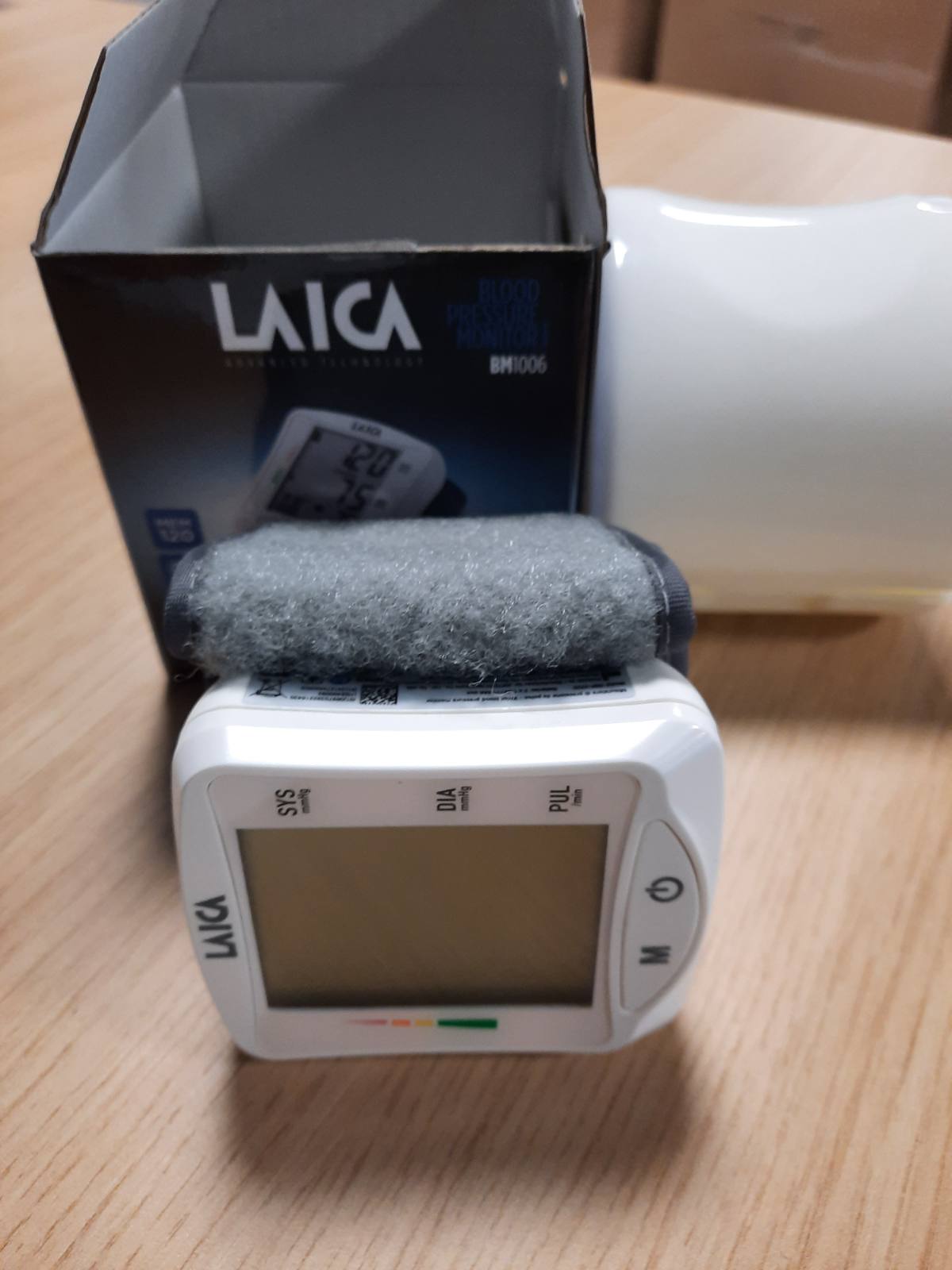 336105 - LAICA Aparat monitorues tensioni gjaku BM1006, për kyçin e dorës, me kuti, i bardhë