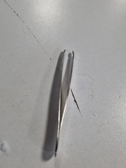336246 - TWEEZERMAN Pinceta (maja të pjerrëta dhe të topitura, piskatore për vetullat, çelik inox, cilësi profesionale)