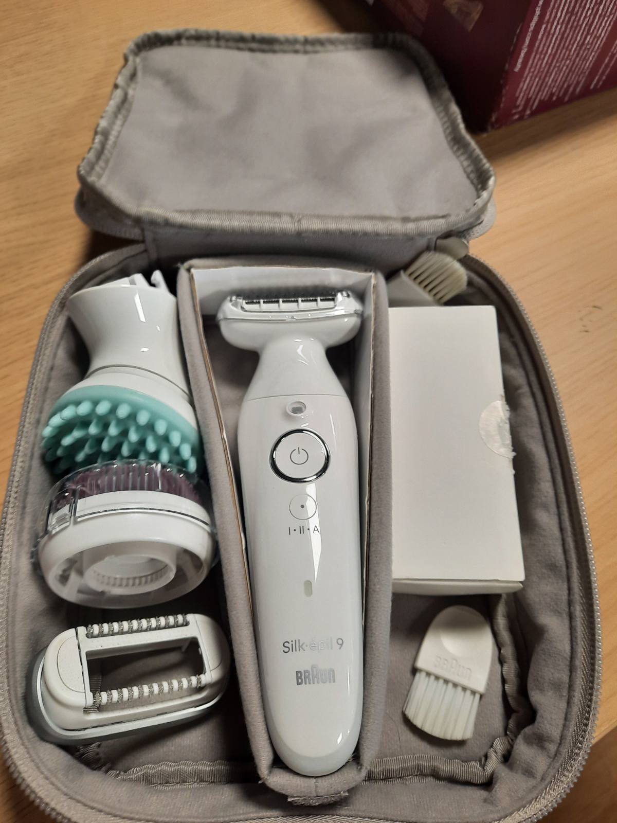 311679 - BRAUN - Silk-épil 9 SkinSpa, Epilator elektrik me kokë fleksibile, i lagësht dhe i thatë, lëkurë e lëmuar që zgjat gjatë, komplet gjithçka-në-një, me mini epilator fytyre, 9-381, i bardhë/argjendtë