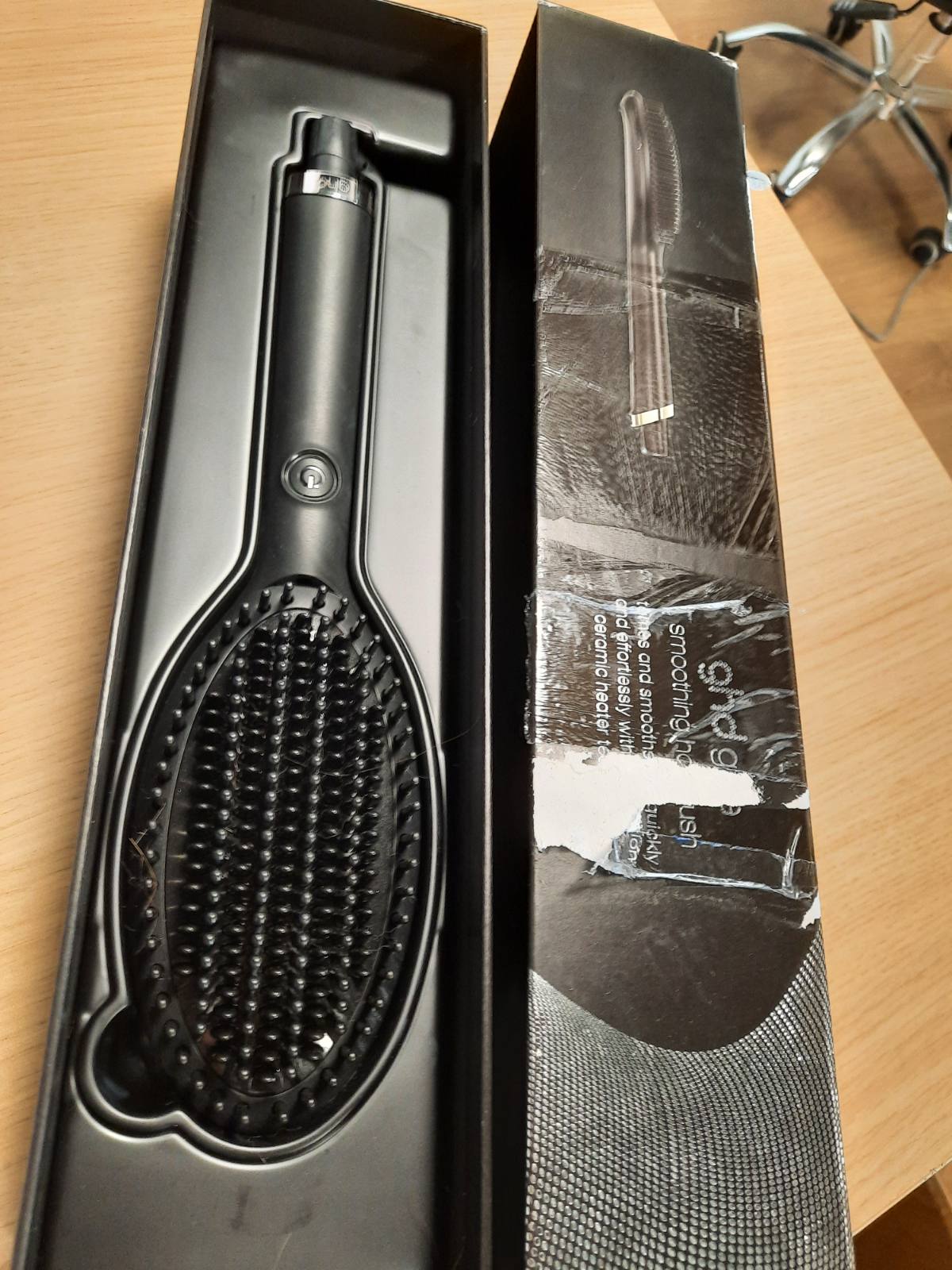 335764 - GHD Glide, Furçë Profesionale për Drejtimin e Flokëve Kundër Kaçurrelave, e Zezë