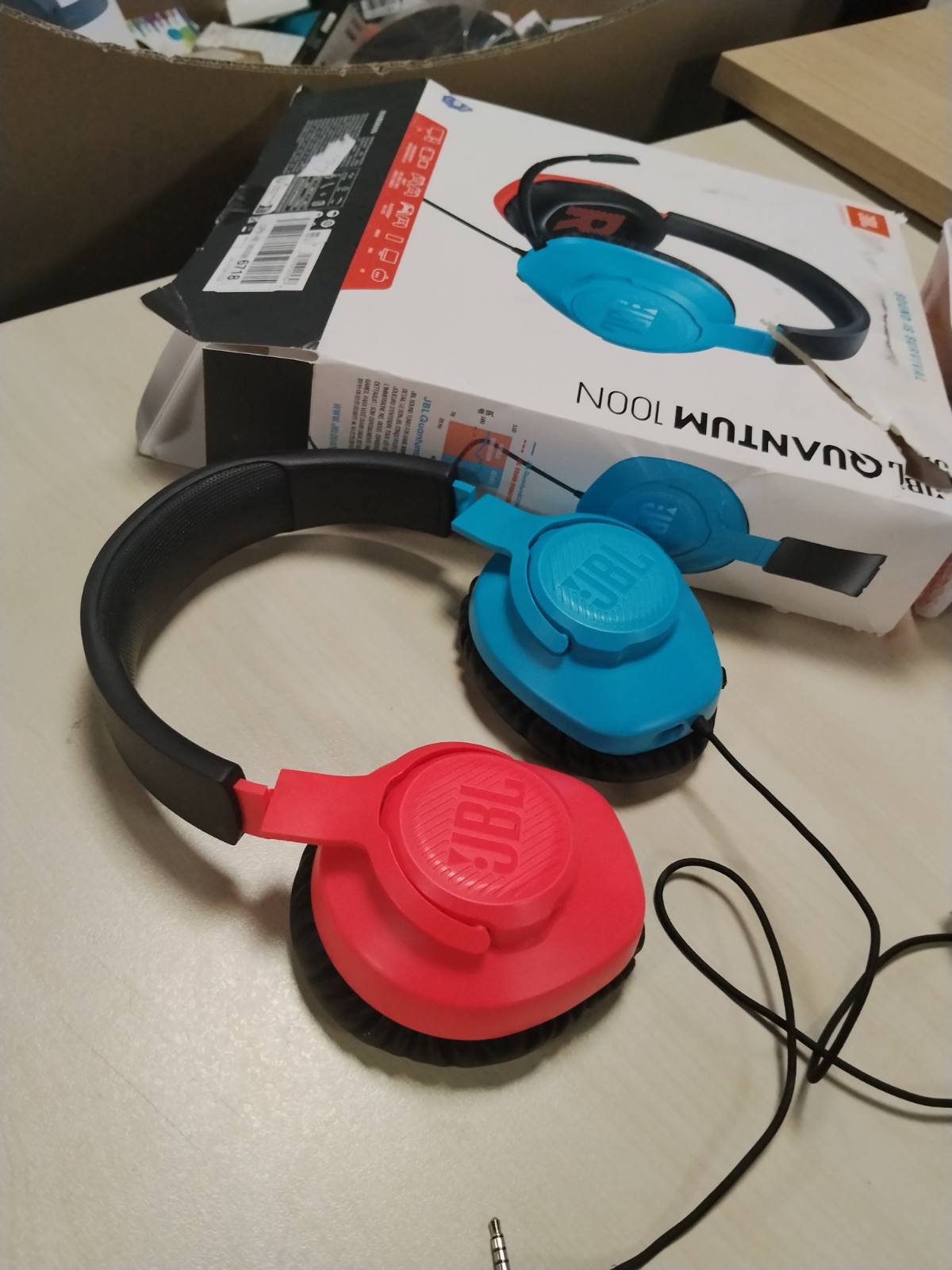 319973 - JBL KUFJE QUANTUM 100N ME TEL, MIKROFON I SHKËPUTSHËM, QUANTUMSURROUND SIGNATURE, KOMPATIBILITET ME SHUMË PLATFORME DHE WINDOWS SONIC SPATIAL SOUND, TË KUQE DHE BLU
