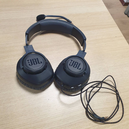 319967 - JBL QUANTUM 100, KUFJE PËR LOJËRA ME TEL DHE MIKROFON TË LËVIZSHËM, AKSESORË LOJËRASH TË LEHTË DHE TË KOMODËSHËM, NGJYRA: E ZEZË