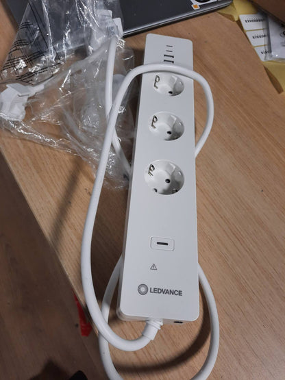 195379 - LEDVANCE Prizë Inteligjente me WiFi, Shirit Elektrik Trefishtë me Mbrojtje nga Mbingarkesa dhe Rritja e Tensionit, gjithashtu përfshin Portë USB, Kontrollueshëm nëpërmjet Aplikacionit, Alexa dhe Google
