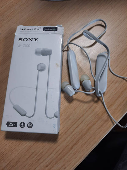 295223 - SONY WI-C100 - Kufje pa tel Bluetooth, Deri në 25 orë jetëgjatësi baterie, Mikrofon i integruar për thirrje telefonike, I pajtueshëm me asistentin zanor (i bardhë)