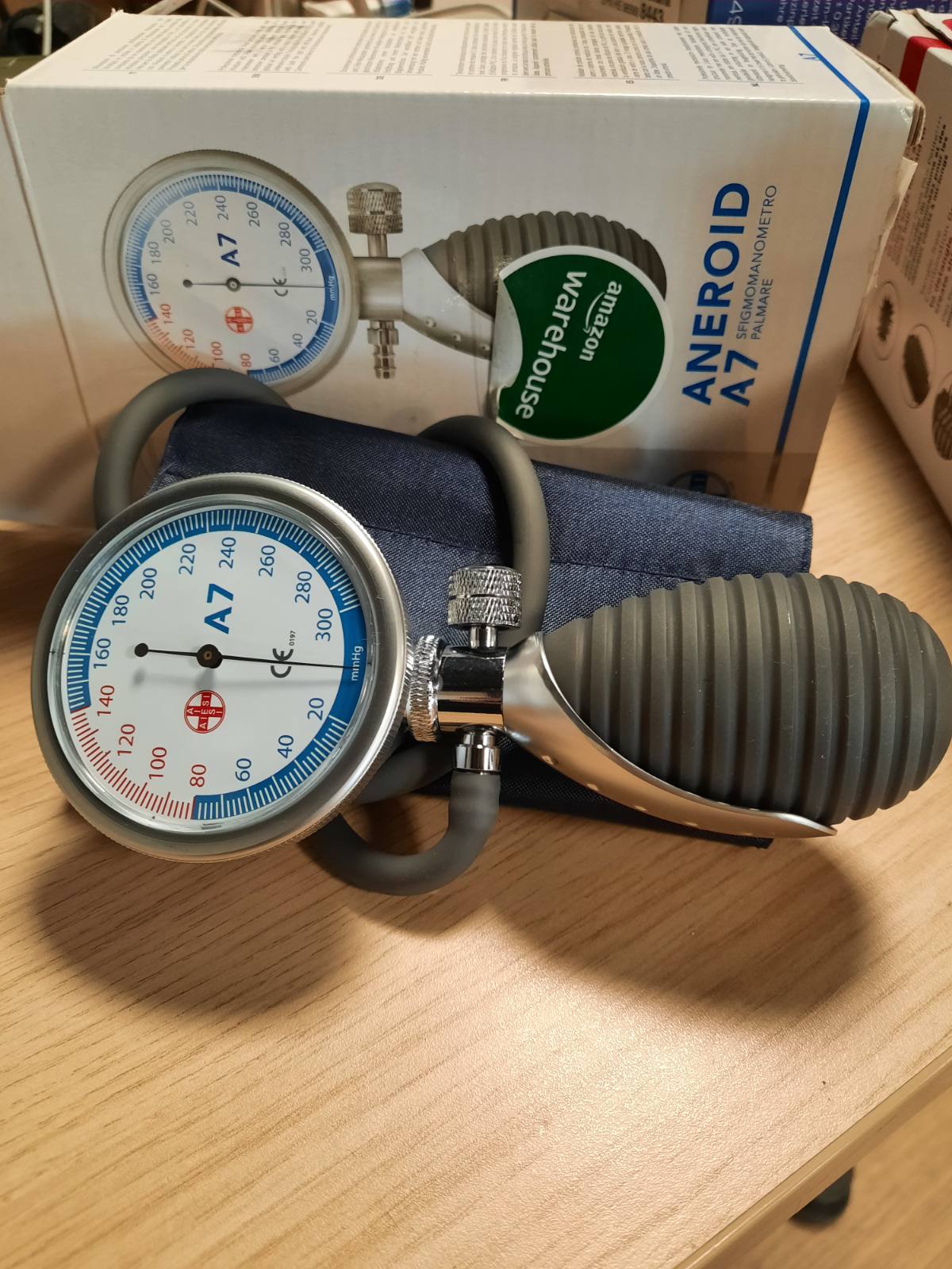 293565 - AIESI Sphygmomanometër manual ANEROID A7 - Model dore për të rritur