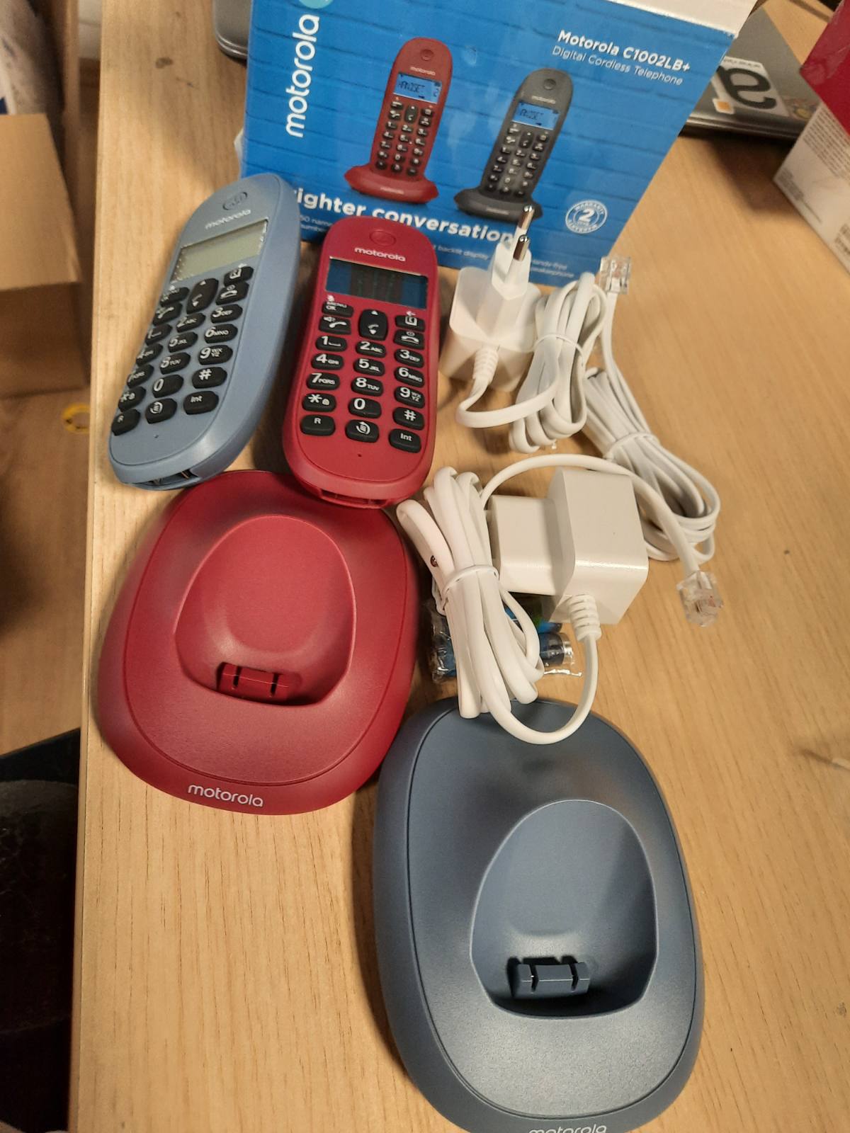 231335 - Motorola C1002 – Telefon pa kabllo DECT me identifikim të telefonuesit, memorie për 50 kontakte, ngjyrë gri.