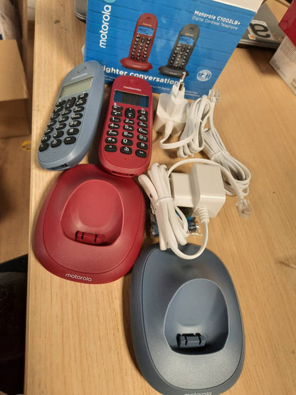 231335 - Motorola C1002 – Telefon pa kabllo DECT me identifikim të telefonuesit, memorie për 50 kontakte, ngjyrë gri.