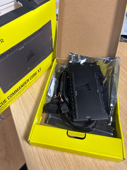 266388 - CORSAIR iCUE COMMANDER CORE XT, Kontrollues i Lidhur i Ndriçimit RGB dhe Shpejtësisë së Ventilatorit, Deri në Gjashtë Ventilatorë dhe 264 LED RGB, Zero RPM, Monitorim i Temperaturës, i Zi