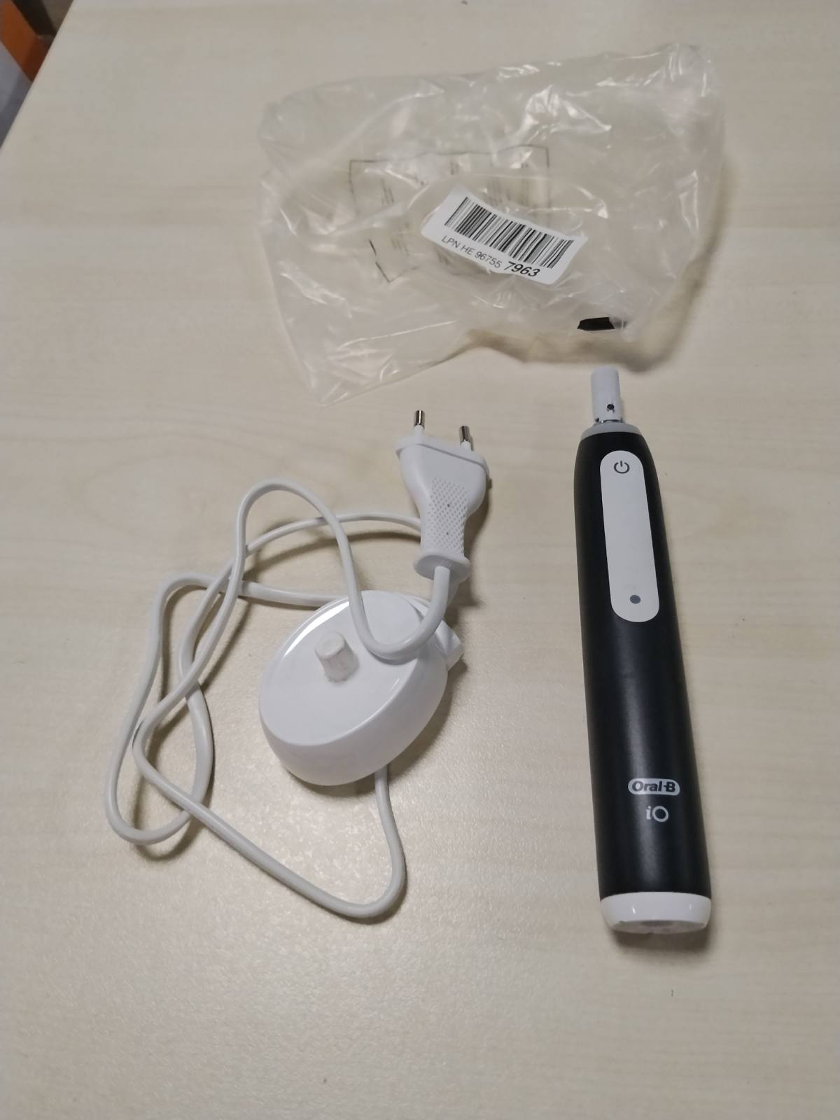 296548 - ORAL-B Seria 3 Io - Furçë dhëmbësh e zezë