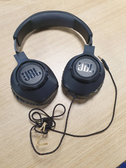 295169 - JBL Quantum 100, Kufje për Lojëra Over-Ear – Me lidhës 3.5 mm – Me mikrofon të shkëputshëm – I pajtueshëm me shumë platforma – E zezë