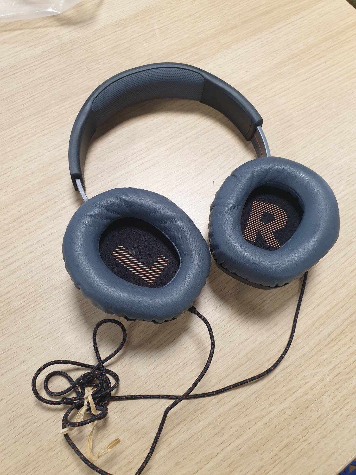 295169 - JBL Quantum 100, Kufje për Lojëra Over-Ear – Me lidhës 3.5 mm – Me mikrofon të shkëputshëm – I pajtueshëm me shumë platforma – E zezë