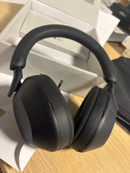 309417 - WH-1000XM5 Kufje Premium Pa Tel me Anulim Zhurme, Bluetooth, Jetëgjatësi Baterie deri në 30 Orë, iOS dhe Android, E Zezë