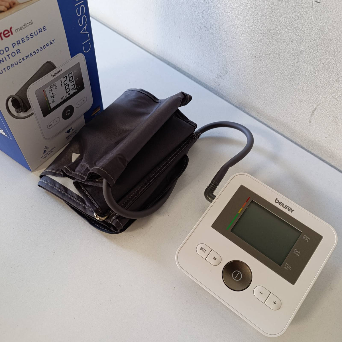 293376 - BEURER Monitor tensioni i gjakut BM 27 për krahun e sipërm, kontroll i përshtatshmërisë së manshetës, i validuar klinikisht, manshetë për 22-42 cm, tregues rreziku, zbulim i aritmisë, transferim i të dhënave në Apple Health
