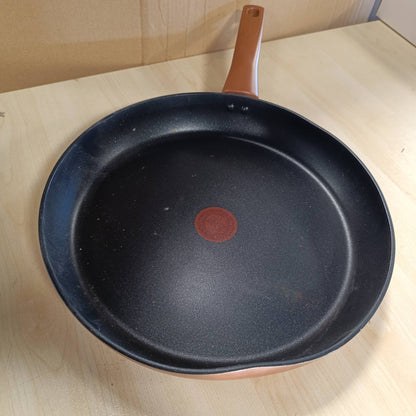 187283 - LAGOSTINA Rosé, Tigan i Pa-ngjitur Ø 32 cm, Veshje nga Titaniumi, Tregues i Nxehtësisë me Sinjal Tërmik, Dorëzë e Kunjuar, Kompatibil me Induksion, Ngjyrë Rozë e Artë