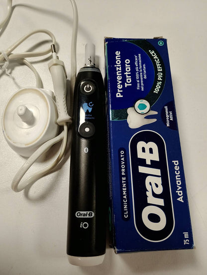 311035 - ORAL-B Furçë dhëmbësh elektrike iO 6, 2 koka furçe, kuti, pastë dhëmbësh, e zezë