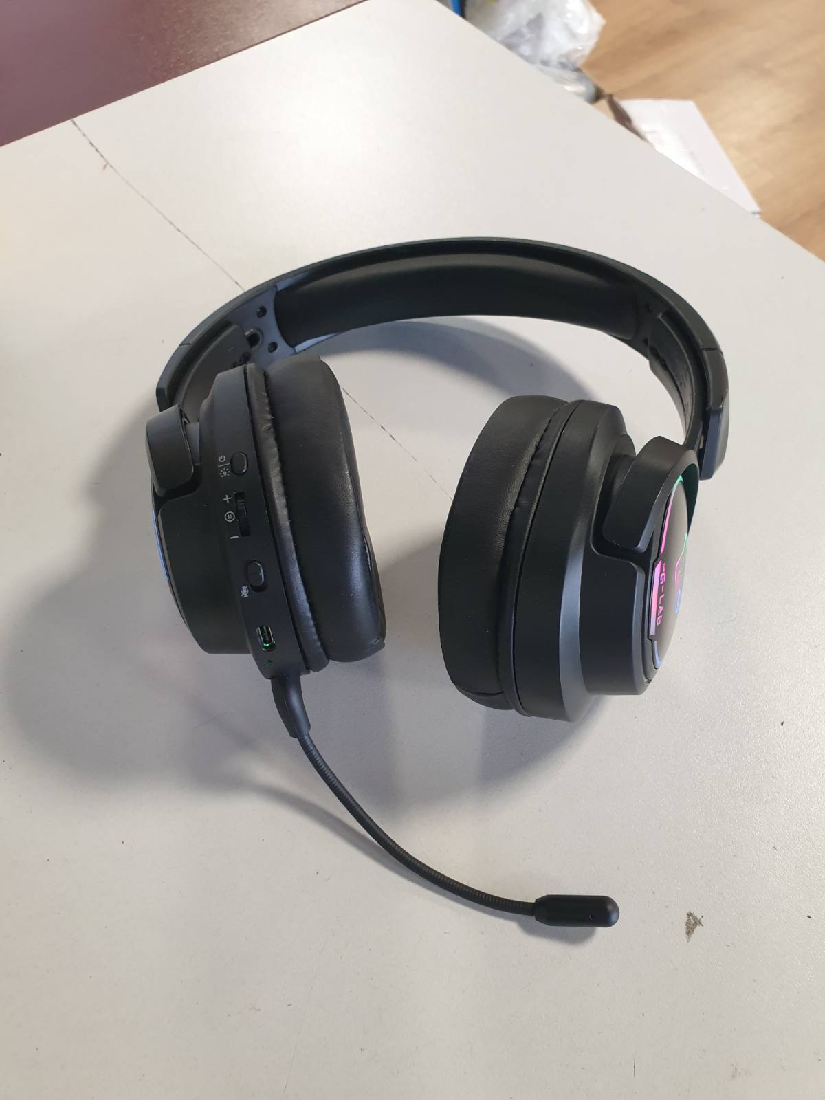 295221 - G-LAB - Korp Iridium - Kufje Lojërash Pa Tel dhe Bluetooth 2.4GHz, Audio me Cilësi të Lartë, Mikrofon i Lëvizshëm, Jetëgjatësi Baterie 45 Orë, Ndriçim RGB, Kufje prej Lëkure - Kufje Lojërash për PS5, PS4, PC, Switch, Android, iOS