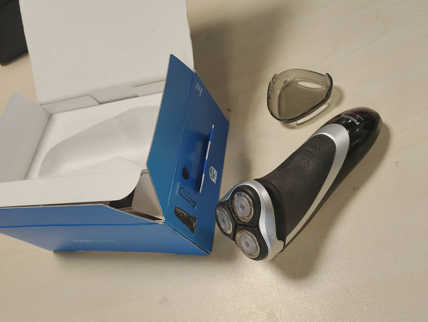 292439 - PHILIPS Seria e rrojës 3000 S3145/00, makinë rroje elektrike për burra, për lagësht dhe thatë, teknologji SkinProtect, ngjyrë antraciti, me prerës mjekre që hapet, pa tel
