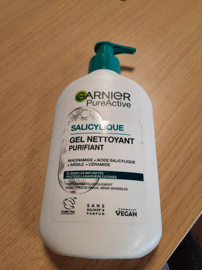 303996 - GARNIER Pure Active - Xhel Pastrues me Shkumë - 250 ml - Acid Hialuronik, Ceramide, Argjilë - Vegan dhe Pa Mizori - Të Gjitha Llojat e Lëkurës